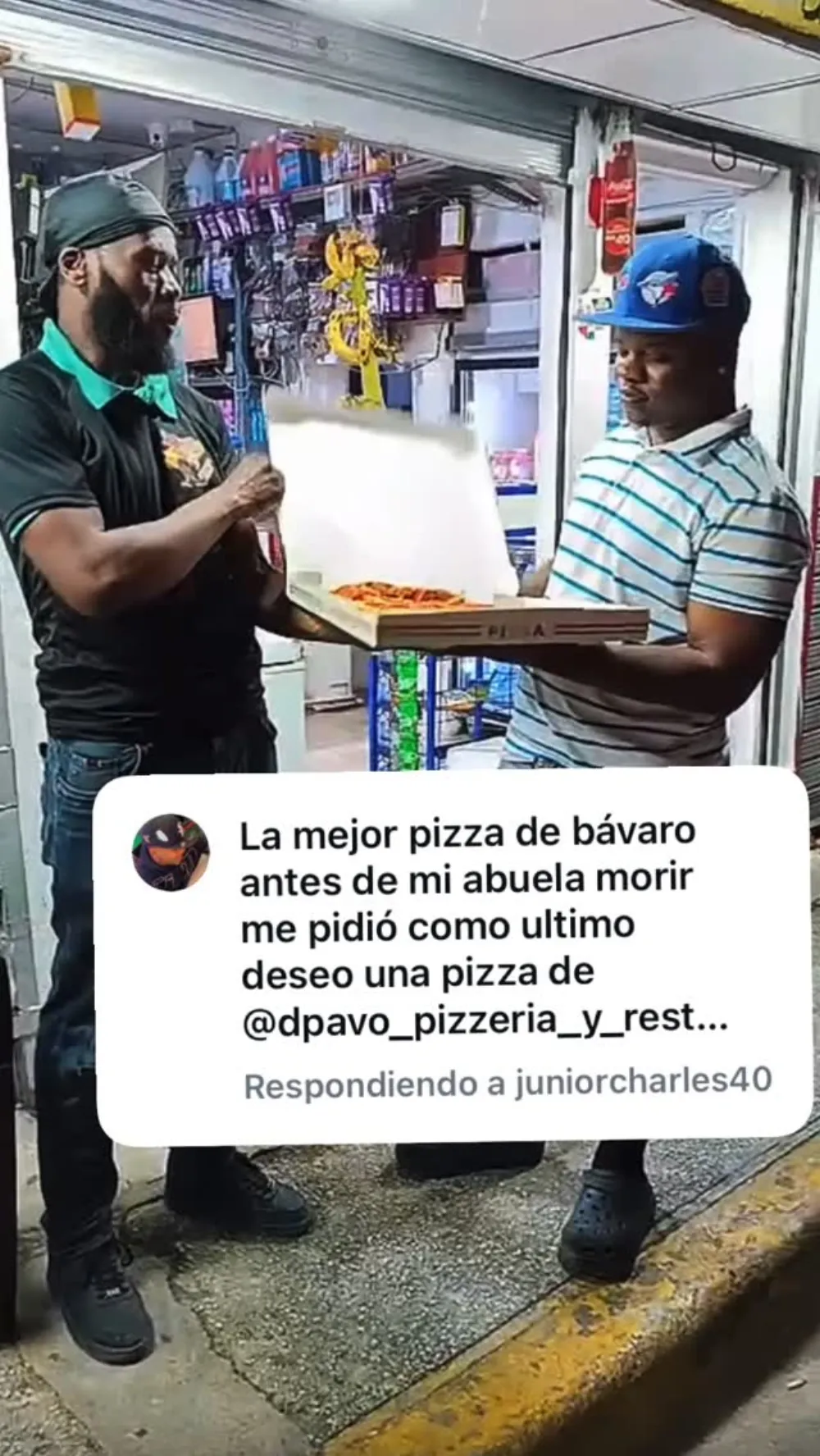 Entregando la pizza al ganador del mejor comentario…